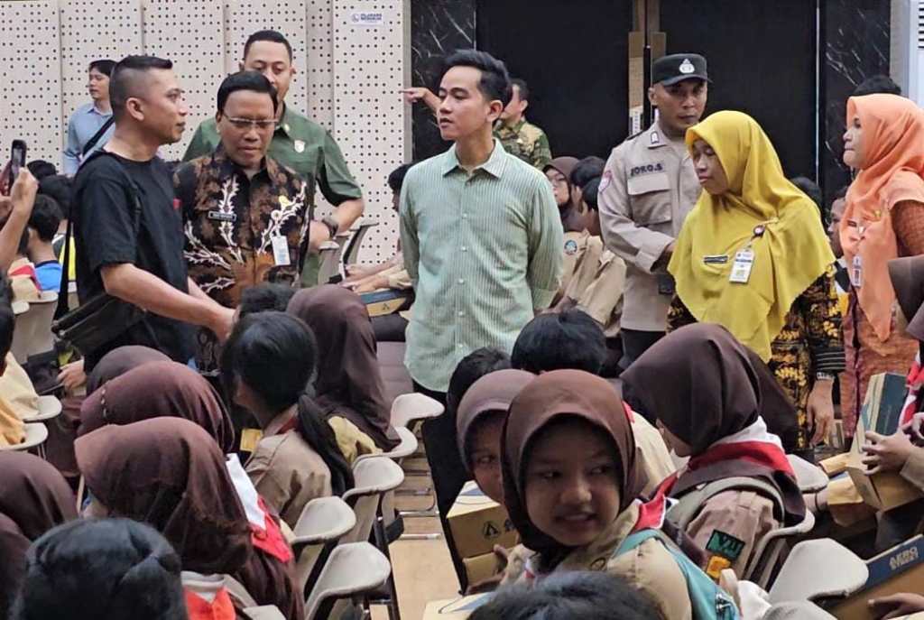 Ikut Bagikan Seribuan Sepatu ke Pelajar, Gibran Dorong CSR ke&nbsp;Sekolah