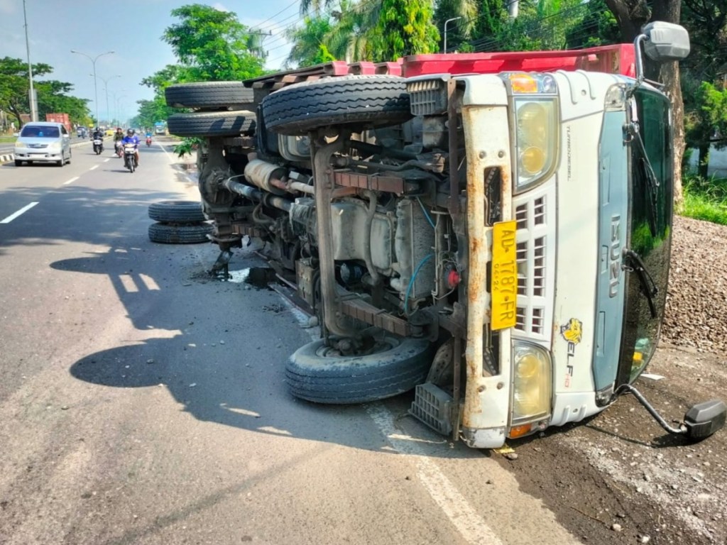 Gardan Patah, Truk Bermuatan Batu Split Terguling di&nbsp;Boyolali