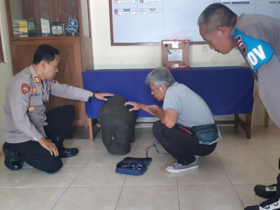 Lagi Mancing, Nemu Patung Kepala Buddha di&nbsp;Sungai