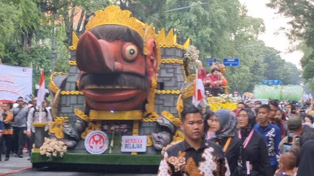 Parade Mobil Hias Kriya dan Budaya HUT Dewan Kerajinan Nasional dan PKK di Solo Catat Rekor MURI Kategori Pawai&nbsp;Terpanjang
