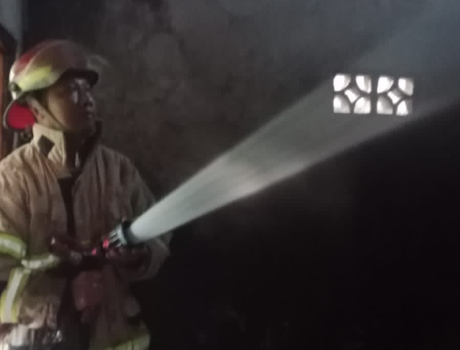 Salah Siram Pakai Pertalite, Mobil di Musuk Dilalap Api, di Teras 1 Rumah Terbakar  