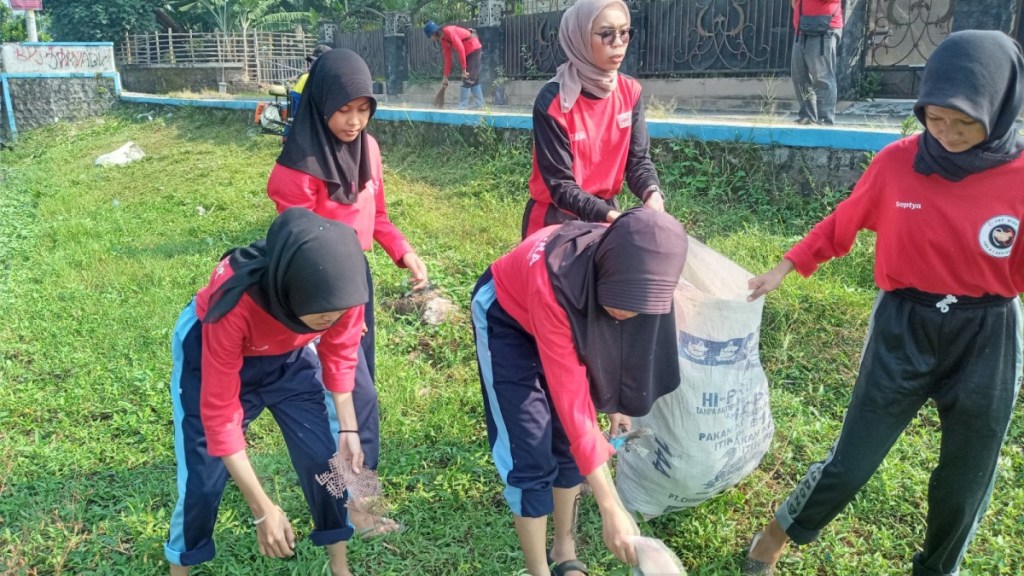 Peduli Sampah, Siswa SMKN 1 Banyudono Bersihkan Sungai Mitigasi Banjir dan&nbsp;DBD