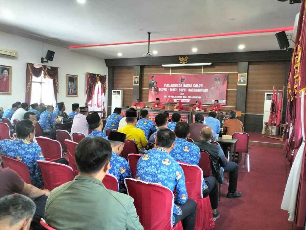 Puluhan Kades Berseragam Korpri Antar Jagonga Mengambil Formulir Pendaftaran Bacabup di Kantor DPC PDIP&nbsp;Karanganyar