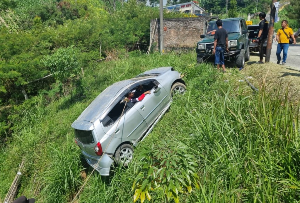 Telat Oper Porsneling Rombongan Keluarga Asal Surakarta, Terperosok ke Jurang Kebun Warga di&nbsp;Selo
