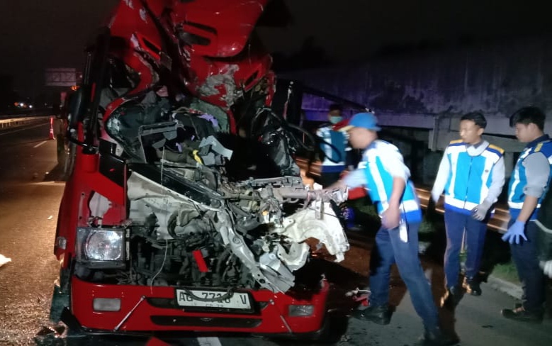 Minibus Tabrak Truk di Jalan Tol Boyolali 6 Orang Meninggal&nbsp;Dunia