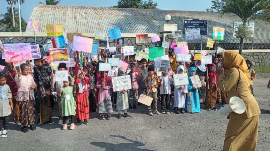 Meriah, Hari Pertama Sekolah Siswa SDN 2 Nepen Teras Kenakan Kostum Adat