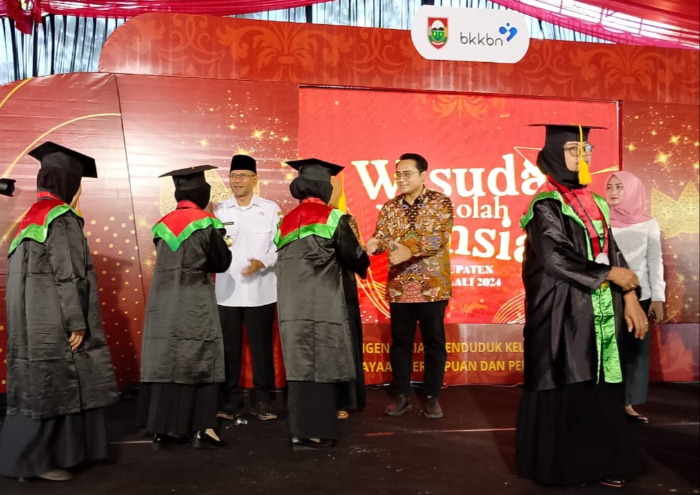 Ratusan Lansia Menjalani Prosesi Wisuda di&nbsp;Boyolali