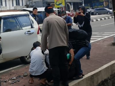 Hantam Mobil dari Belakang, Pemotor Terlempar ke&nbsp;Parit