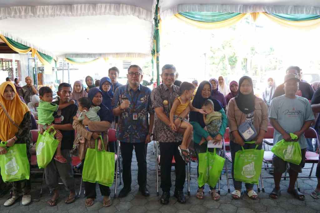 Cegah Stunting Pemkab Karanganyar Salurkan Bantuan Pangan